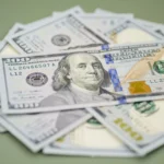 Gráfico digital mostrando a desvalorização do dólar frente ao real, com dados de mercado e influência global