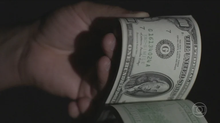 Notas de dólar e real com gráficos de mercado e mapa do Oriente Médio, simbolizando a queda do preço do dólar devido a tensões globais.