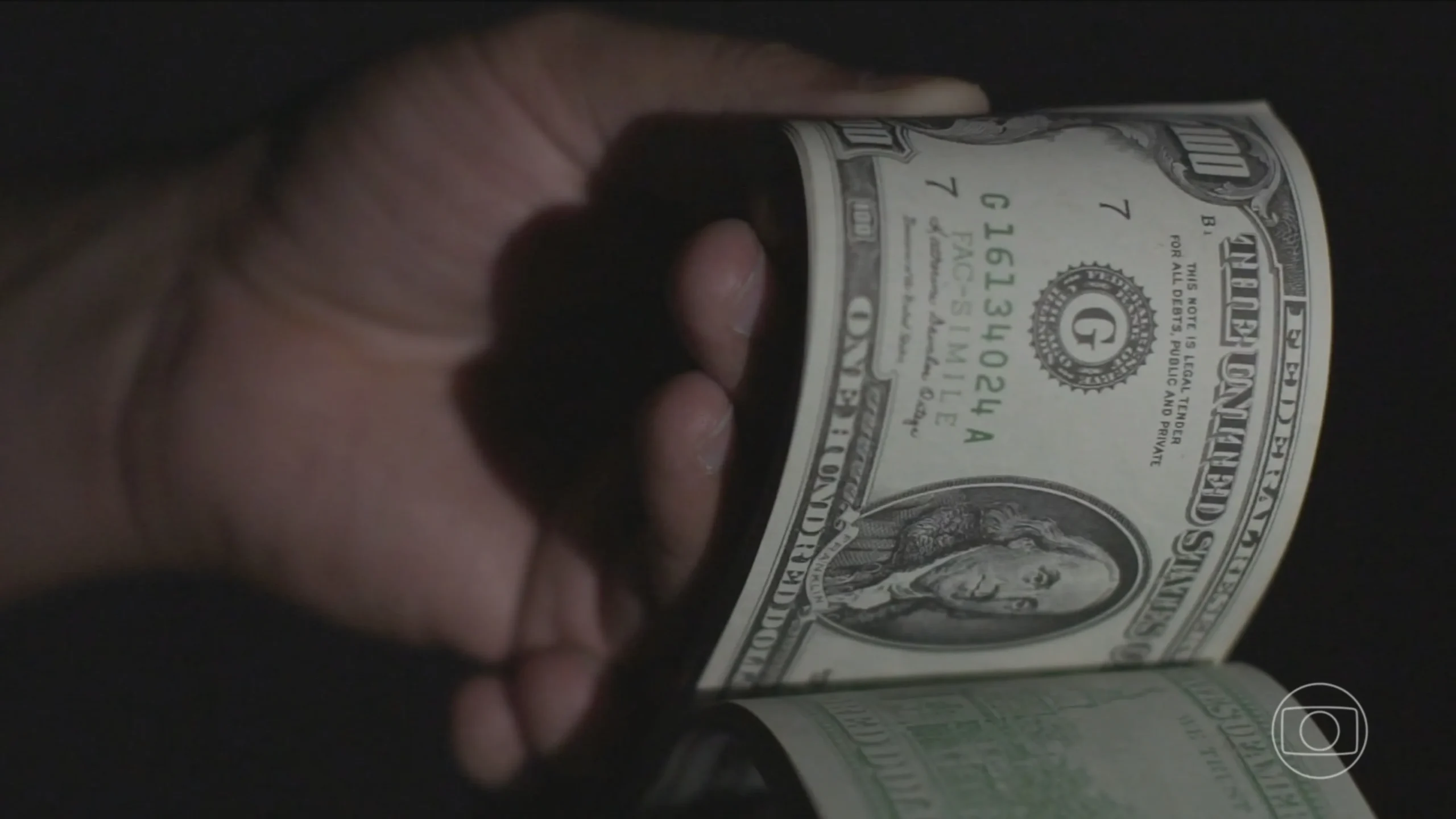 Notas de dólar e real com gráficos de mercado e mapa do Oriente Médio, simbolizando a queda do preço do dólar devido a tensões globais.