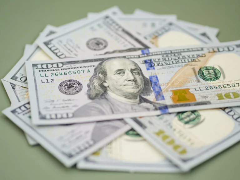 Gráfico de cotação do dólar em queda com símbolos de conflito e petróleo