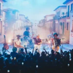 São Paulo à noite, com festival de música e pessoas se divertindo