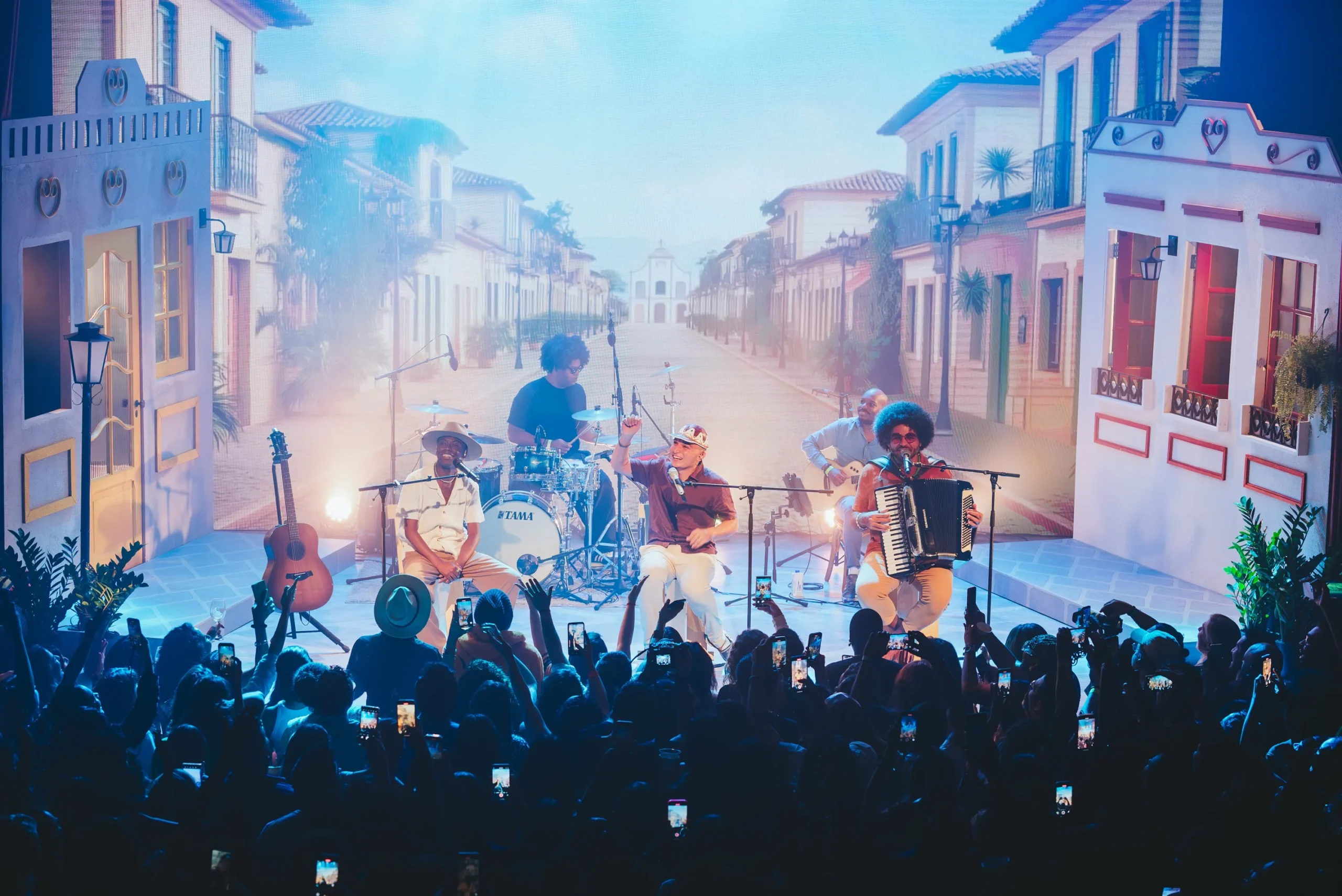 São Paulo à noite, com festival de música e pessoas se divertindo