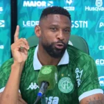 Zagueiro Rafael Donato do Guarani em ação