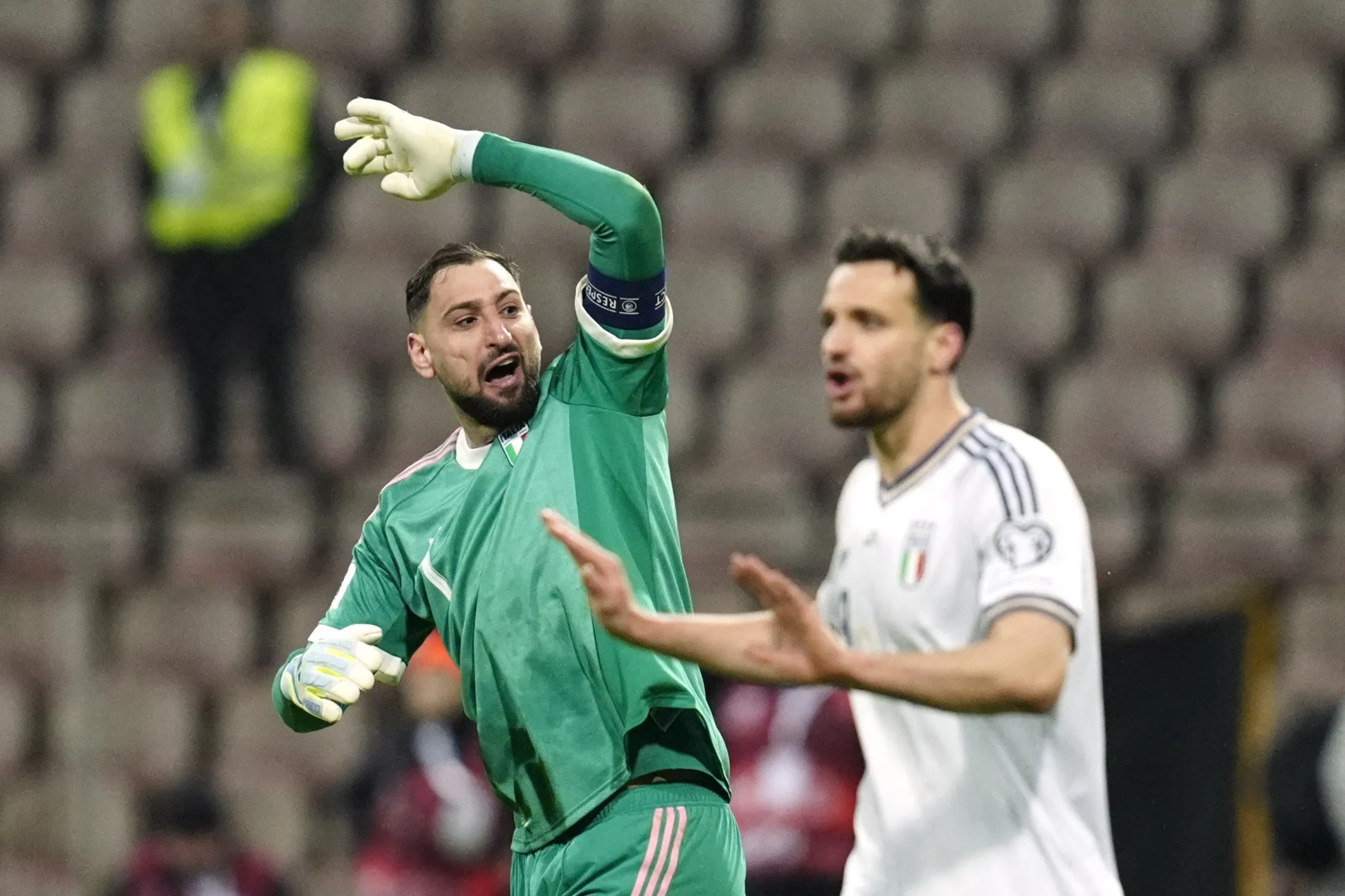 Goleiro Donnarumma chorando após a eliminação da seleção italiana de futebol.