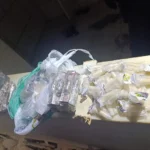 Imagem de drogas como cocaína, maconha, crack e skunk, além de um coldre e celulares, apreendidos pela polícia em Itaperuna.