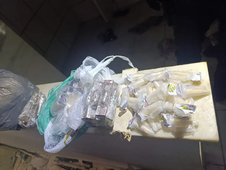 Imagem de drogas como cocaína, maconha, crack e skunk, além de um coldre e celulares, apreendidos pela polícia em Itaperuna.