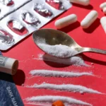 Variedade de drogas sintéticas em pílulas e cristais, símbolo da imprevisibilidade do mercado