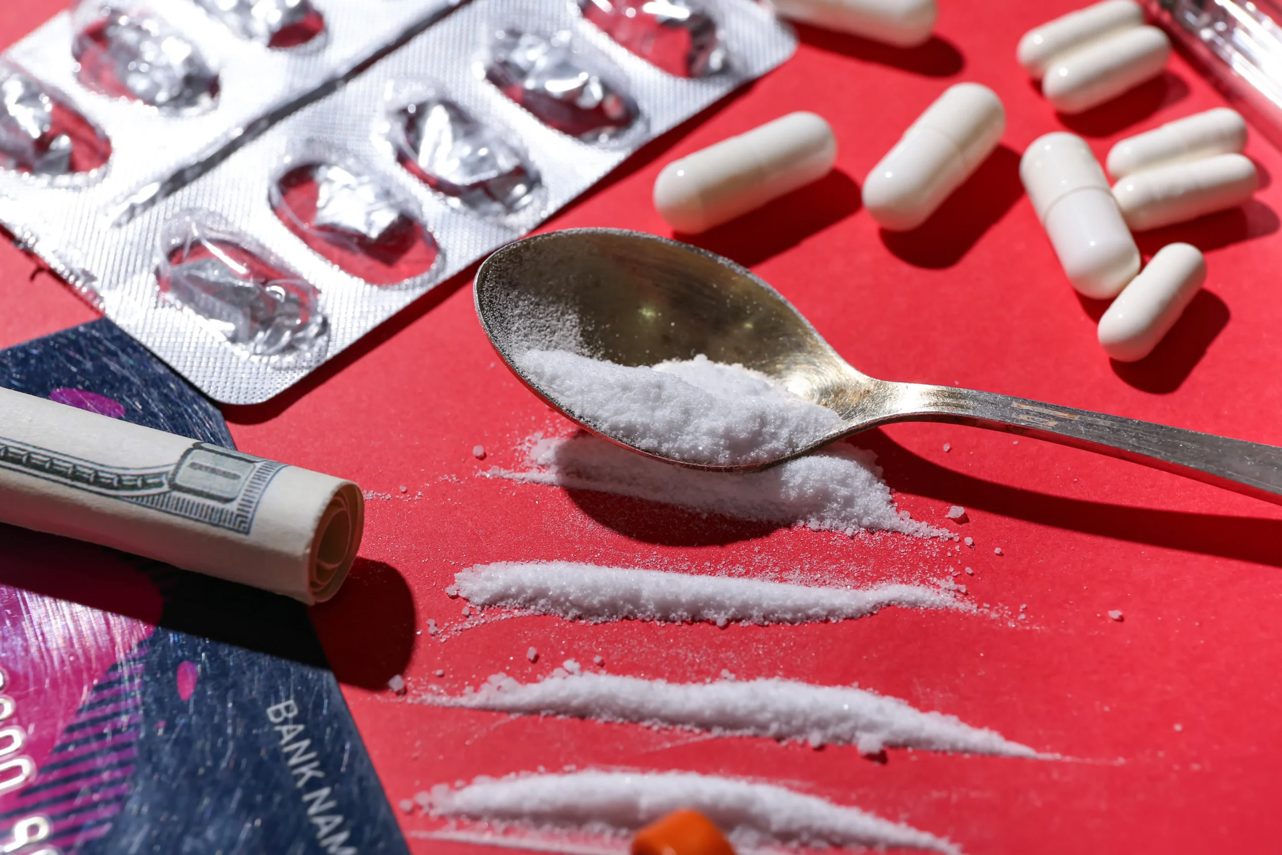 Variedade de drogas sintéticas em pílulas e cristais, símbolo da imprevisibilidade do mercado