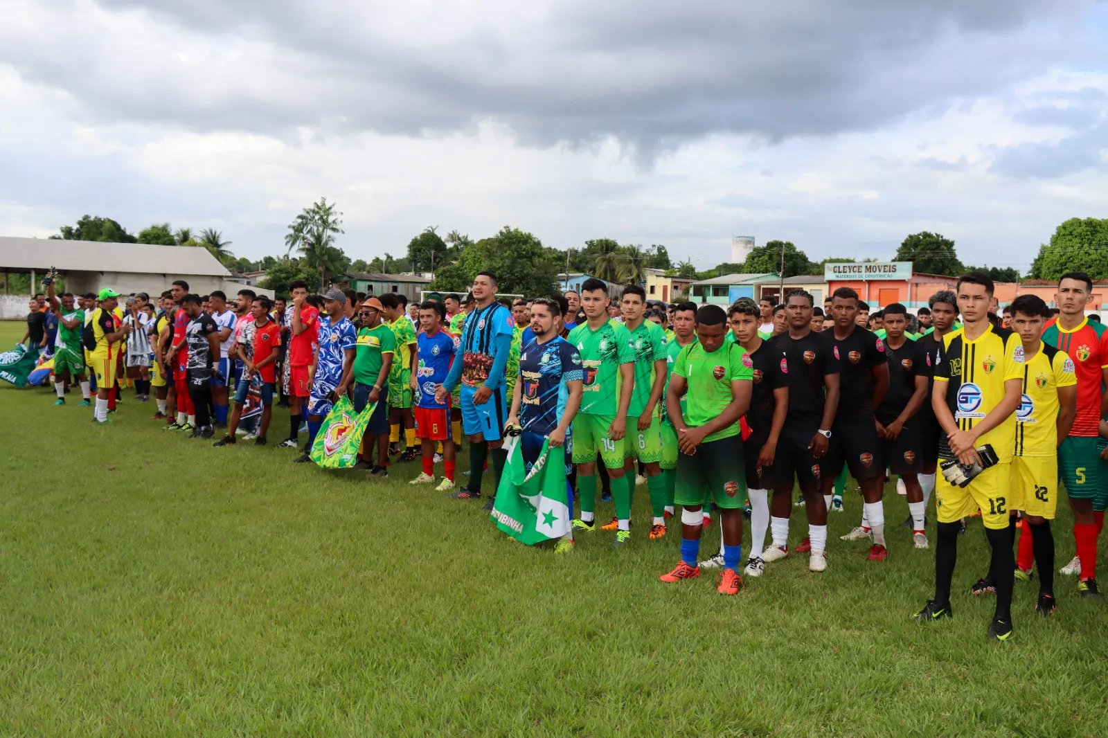 Campo de futebol em Óbidos com jogo da Copa do Interior, times da várzea e terra firme, torcida local