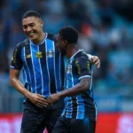 Atacantes Amuzu e Carlos Vinicius do Grêmio comemorando gol