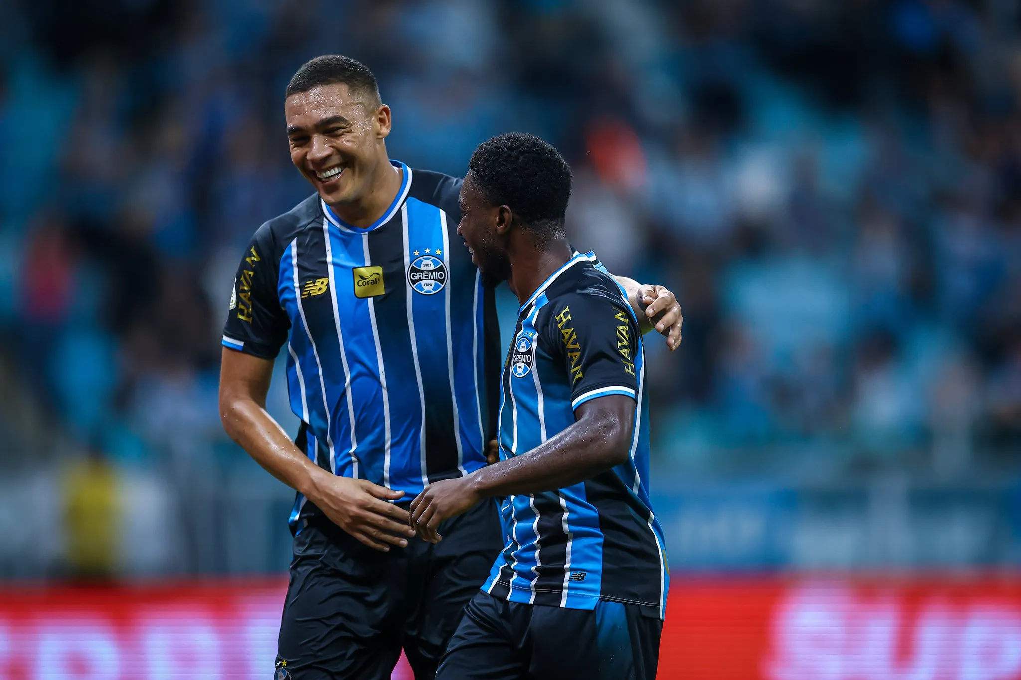 Atacantes Amuzu e Carlos Vinicius do Grêmio comemorando gol