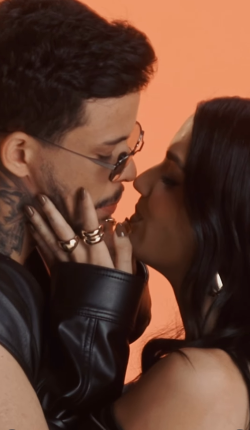 Felipe Amorim pedindo Duda Kropf em casamento em estúdio de gravação.