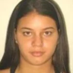 Policiais em operação no Vidigal, viaturas e rua da comunidade ao amanhecer