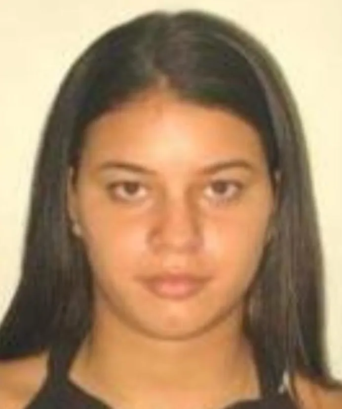 Policiais em operação no Vidigal, viaturas e rua da comunidade ao amanhecer