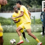 Elenco do Sampaio Corrêa em treino tático no CT, sob a supervisão do técnico Francisco Diá, antes de partida importante.
