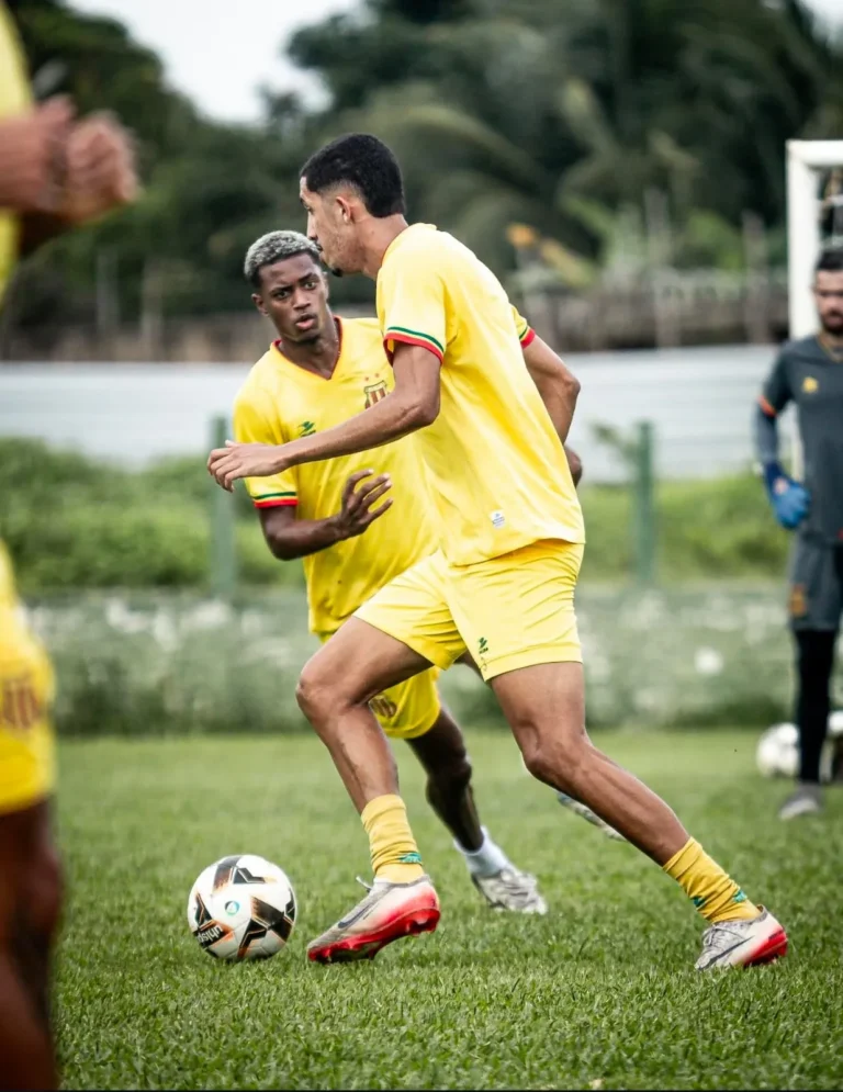 Elenco do Sampaio Corrêa em treino tático no CT, sob a supervisão do técnico Francisco Diá, antes de partida importante.