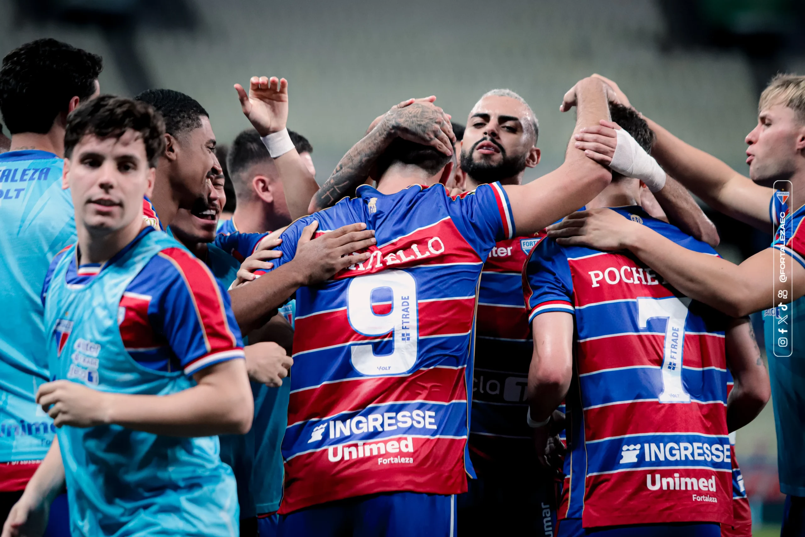 Elenco do Fortaleza em treino, com jogadores disputando a bola e goleiro defendendo, representando a competição interna.