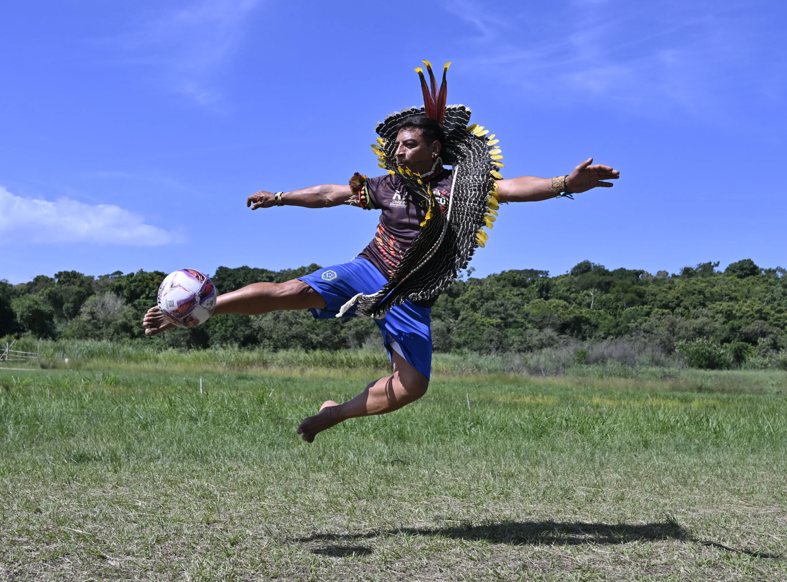 Time de futebol indígena, E.C. Originários, jogadores de várias etnias, Maricá RJ, cacique Tupã Nunes.