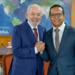 Pessoa verificando celular, fake news Brasil OEA, desinformação, checagem de fatos