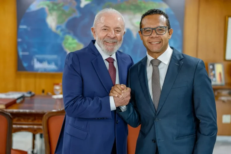 Pessoa verificando celular, fake news Brasil OEA, desinformação, checagem de fatos