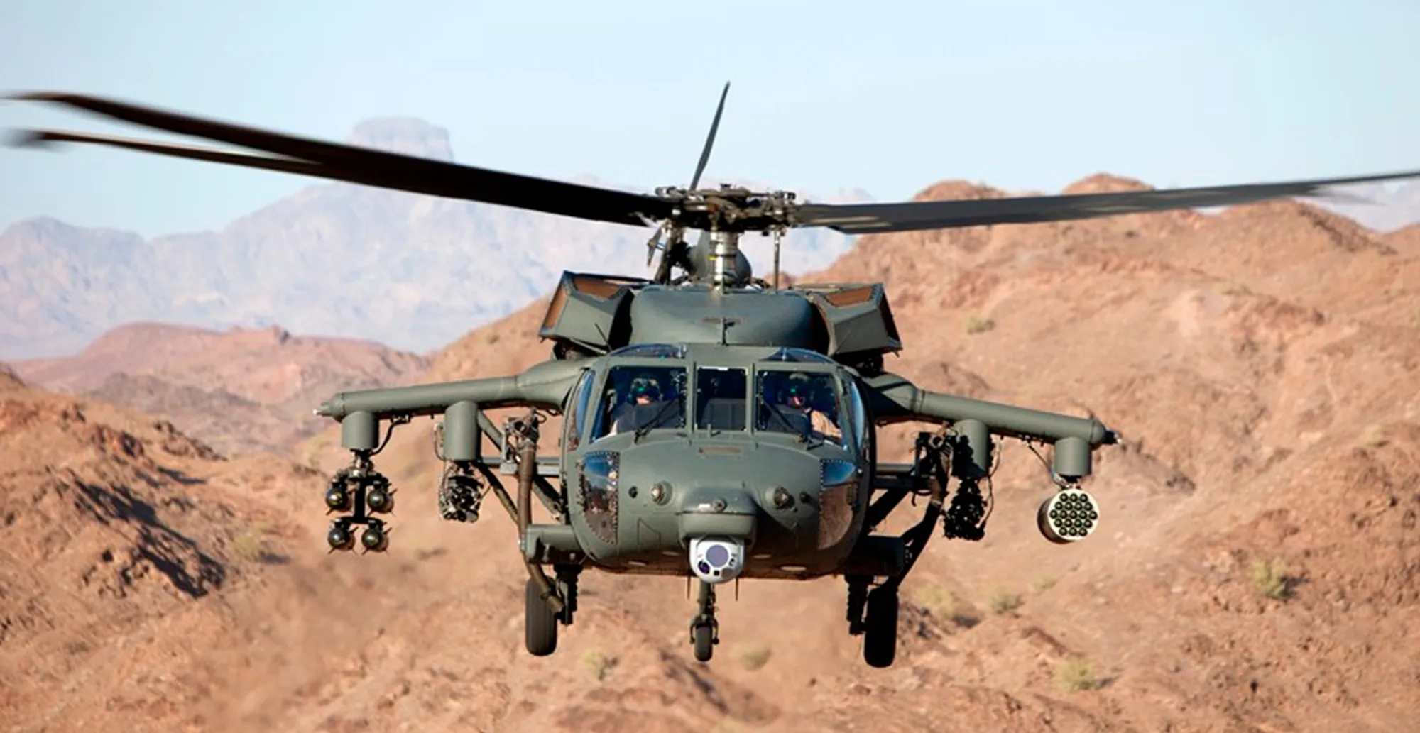 Foto de helicóptero militar americano falso abatido em deserto, com soldados iranianos e bandeiras, imagem gerada por IA.