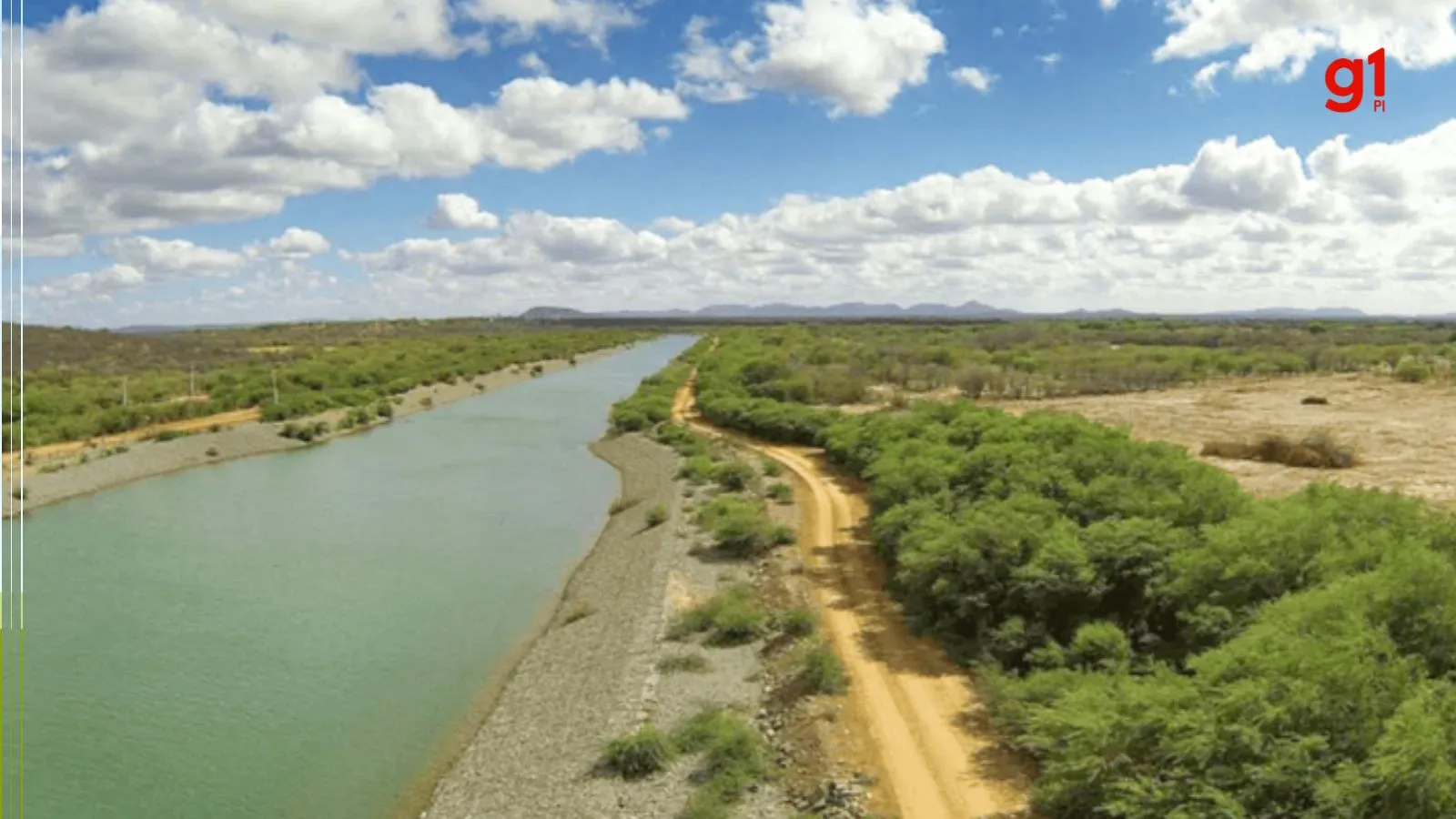 Rio seco recebendo água de comportas abertas, cenário desértico do Iêmen