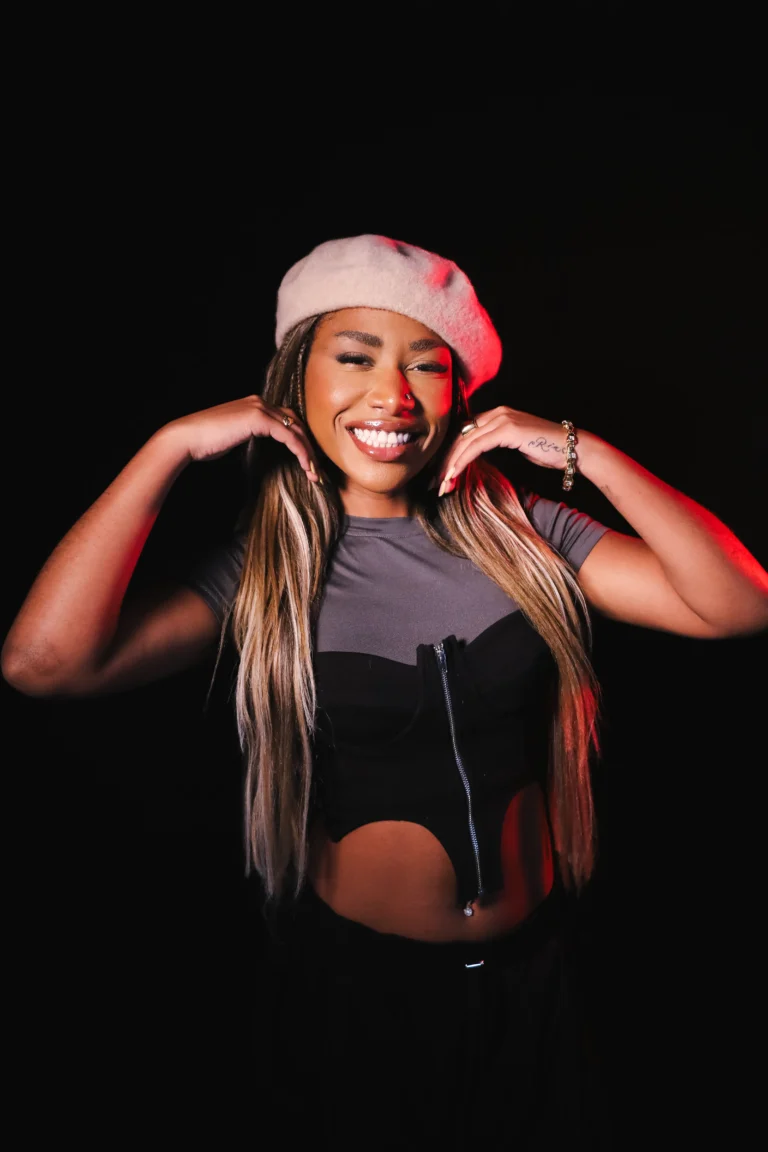 Ebony e Anitta juntas, sorrindo, em estúdio de gravação, representando a parceria no novo álbum 'Equilibrium'.