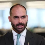 Eduardo Bolsonaro em Brasília, próximo ao STF, em contexto de interrogatório judicial.