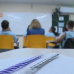 Crianças sorrindo em sala de aula inclusiva com professores