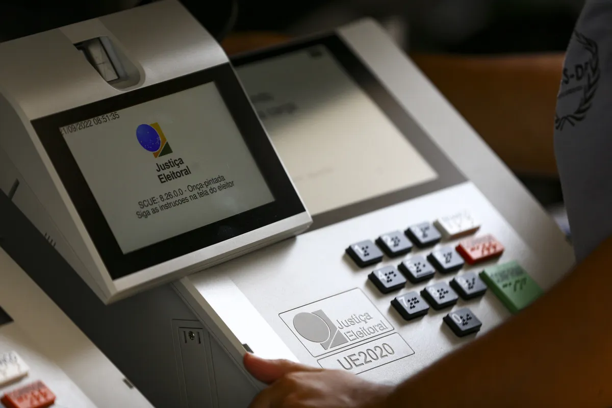 Políticos discutindo prazos para Eleições 2026, desincompatibilização de cargos, cenário político em mudança.