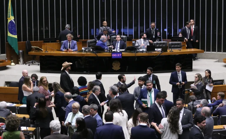 Deputados federais durante a janela partidária na Câmara dos Deputados