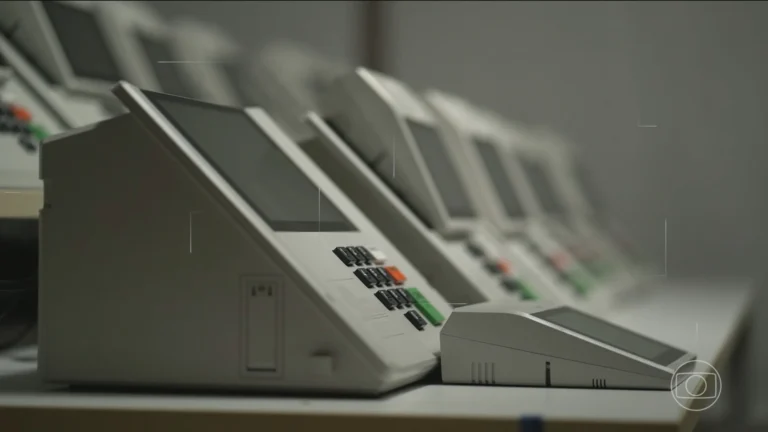 Urna eletrônica com cédula sendo inserida, simbolizando o registro de partidos para as Eleições 2026 no TSE.