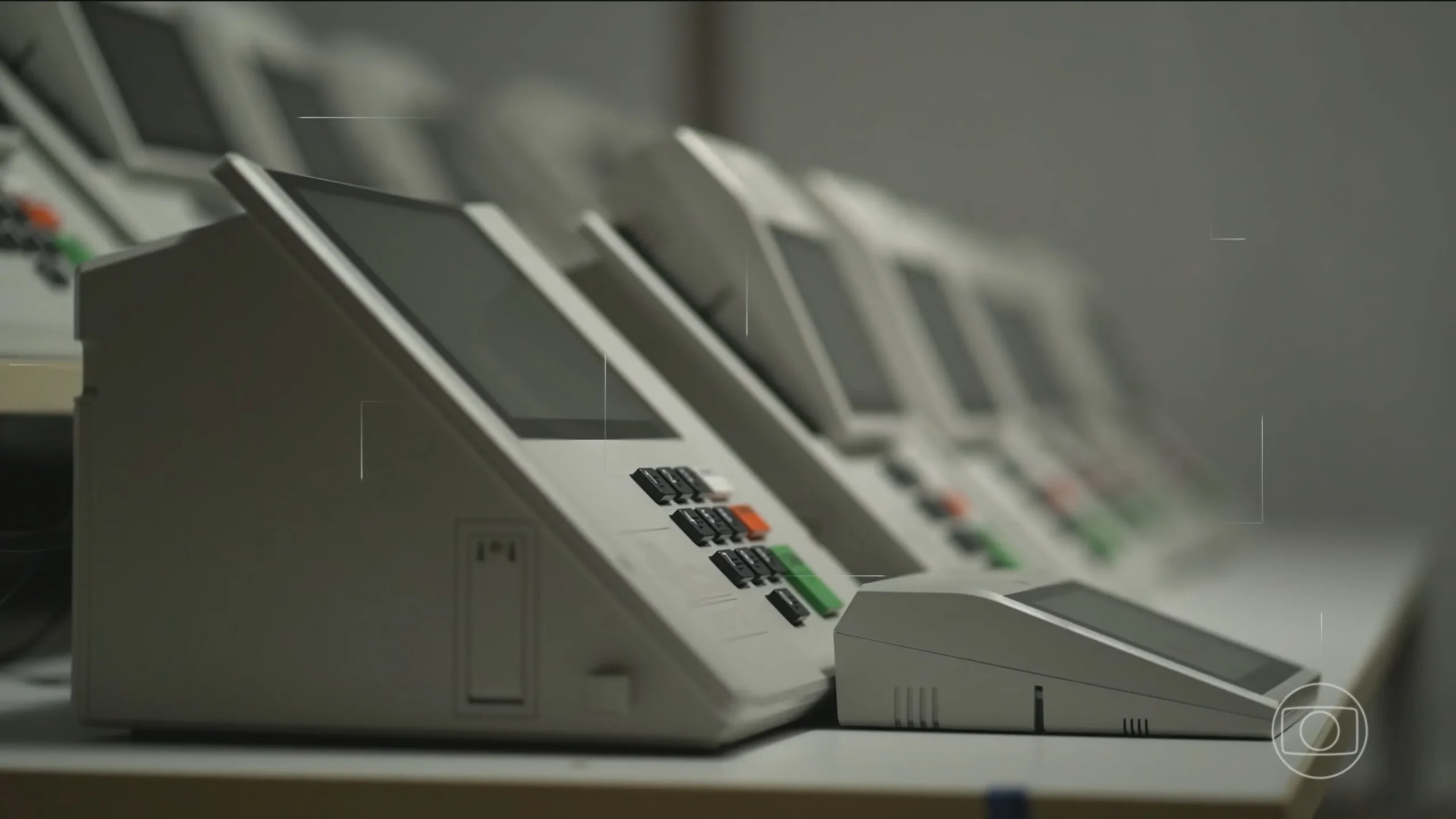 Urna eletrônica com cédula sendo inserida, simbolizando o registro de partidos para as Eleições 2026 no TSE.