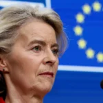 Pessoas comemorando em frente a um prédio governamental na Hungria após as eleições