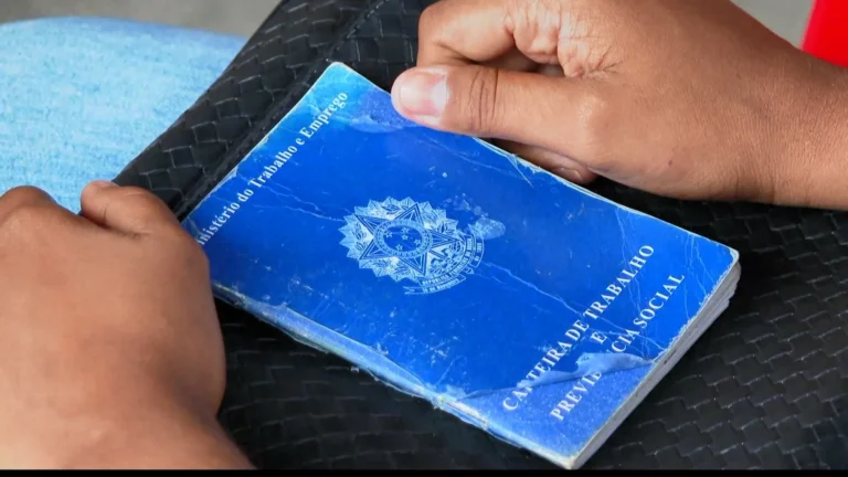 Pessoas em um feirão de emprego, entregando currículos para recrutadores em Limeira