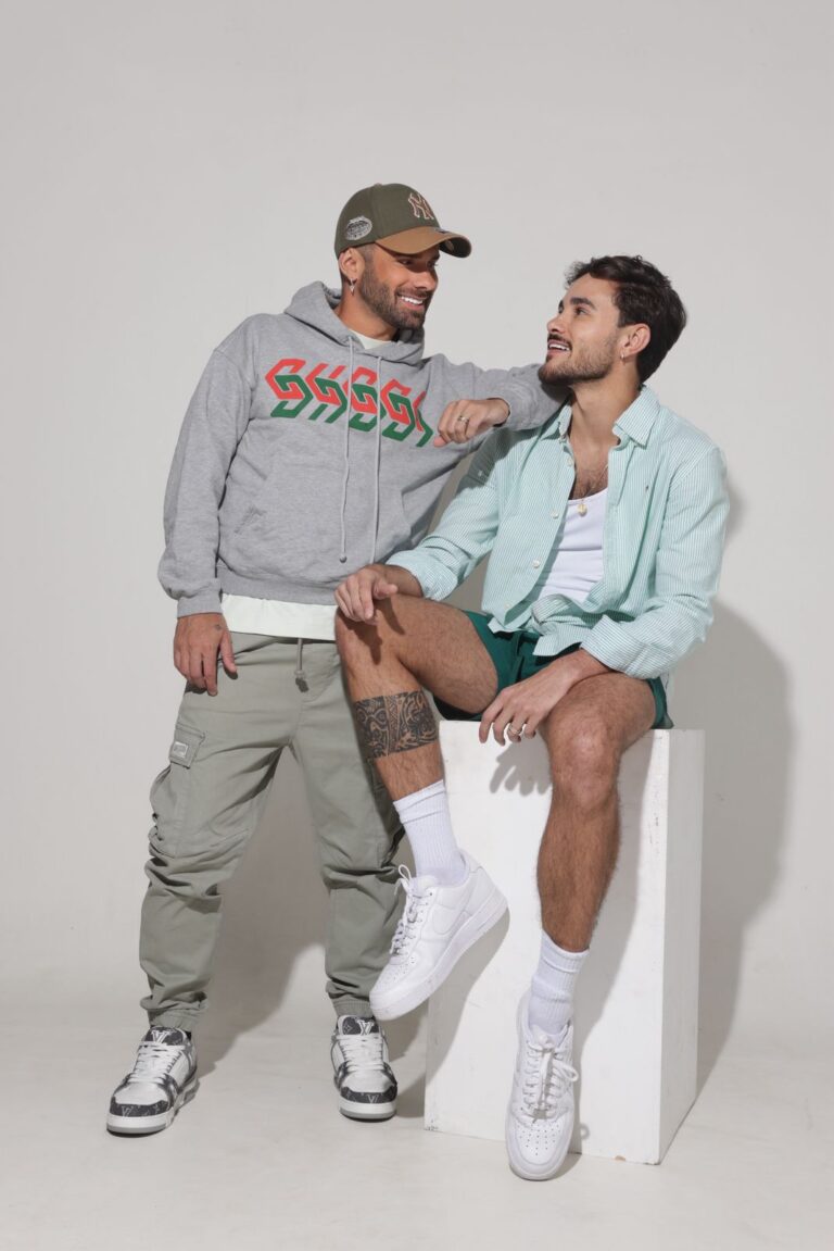 Casal Kadu Rodrigues e Rafael Rafaldini comemorando gravidez