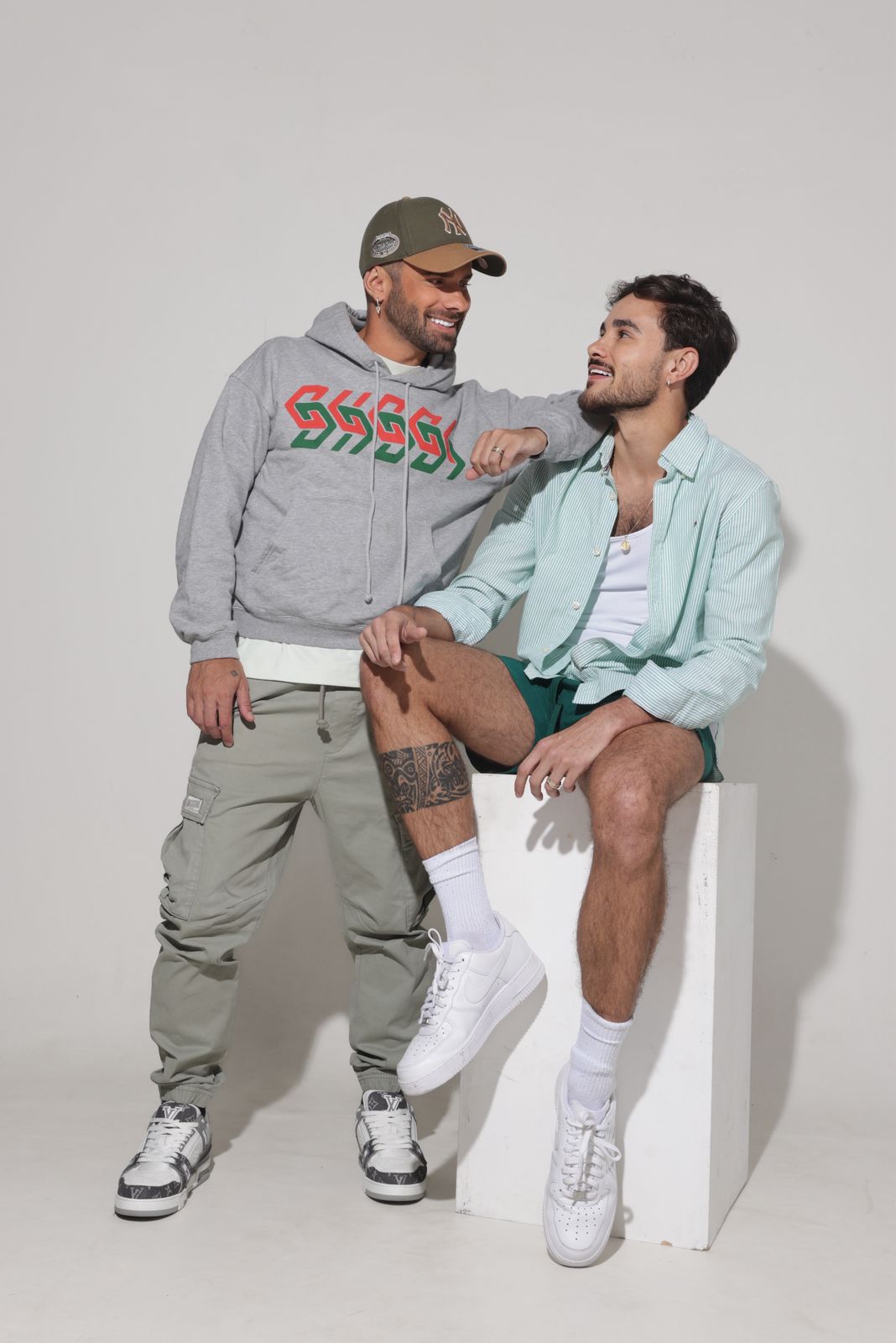 Casal Kadu Rodrigues e Rafael Rafaldini comemorando gravidez