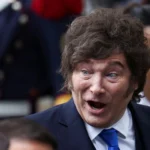 Javier Milei e Benjamin Netanyahu apertando as mãos em Israel