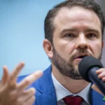 Pilha de euros com a bandeira brasileira, simbolizando a captação de 5 bilhões de euros pelo Brasil.