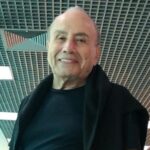 Retrato do ator Stênio Garcia, com expressão serena, em sua casa.