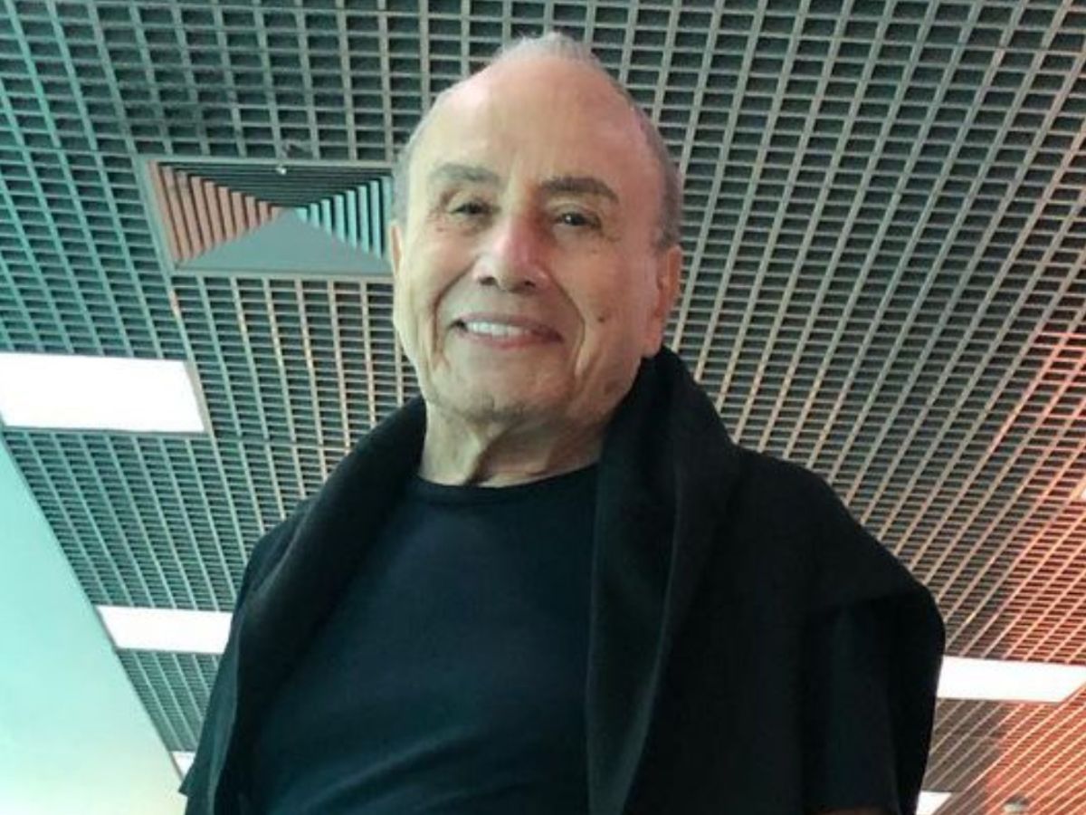 Retrato do ator Stênio Garcia, com expressão serena, em sua casa.