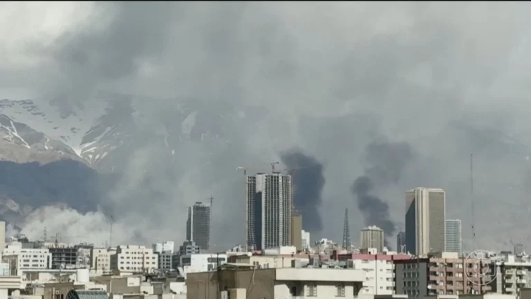 Pessoa observando preços altos no mercado, simbolizando a inflação