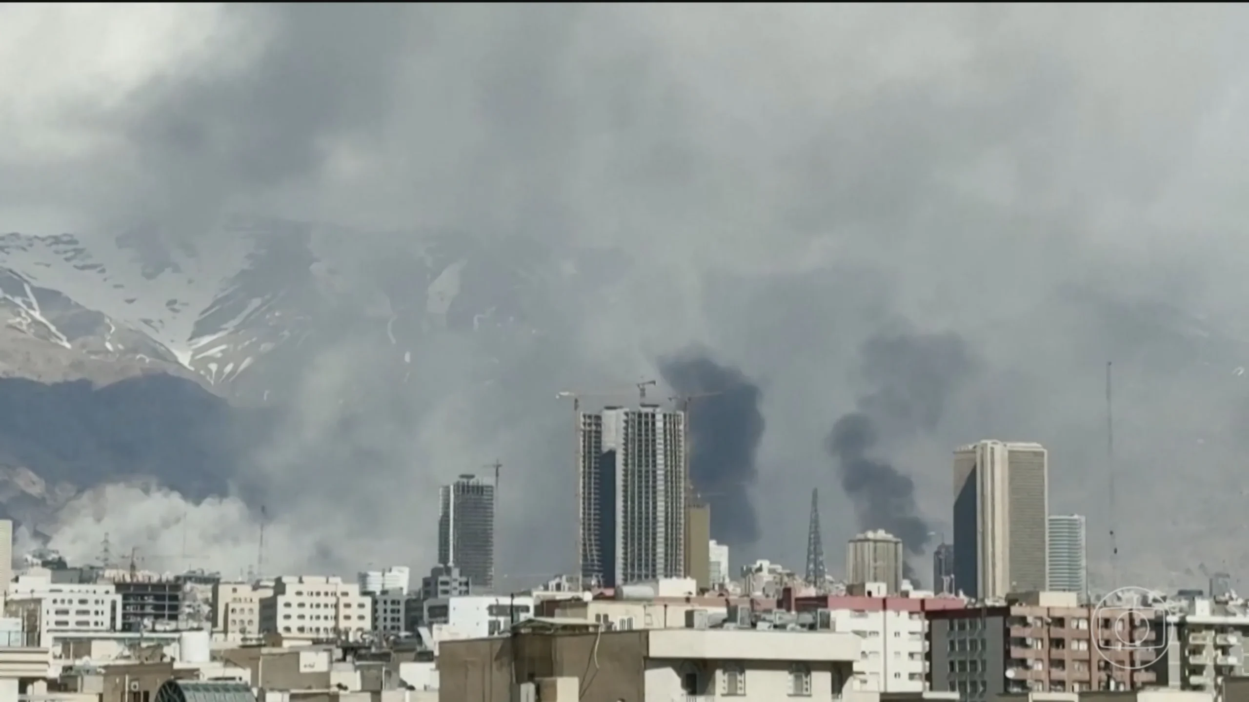 Pessoa observando preços altos no mercado, simbolizando a inflação