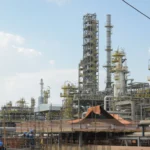 Refinaria Replan em Paulínia, vista panorâmica com unidades de processamento e tanques de diesel sob um céu azul.