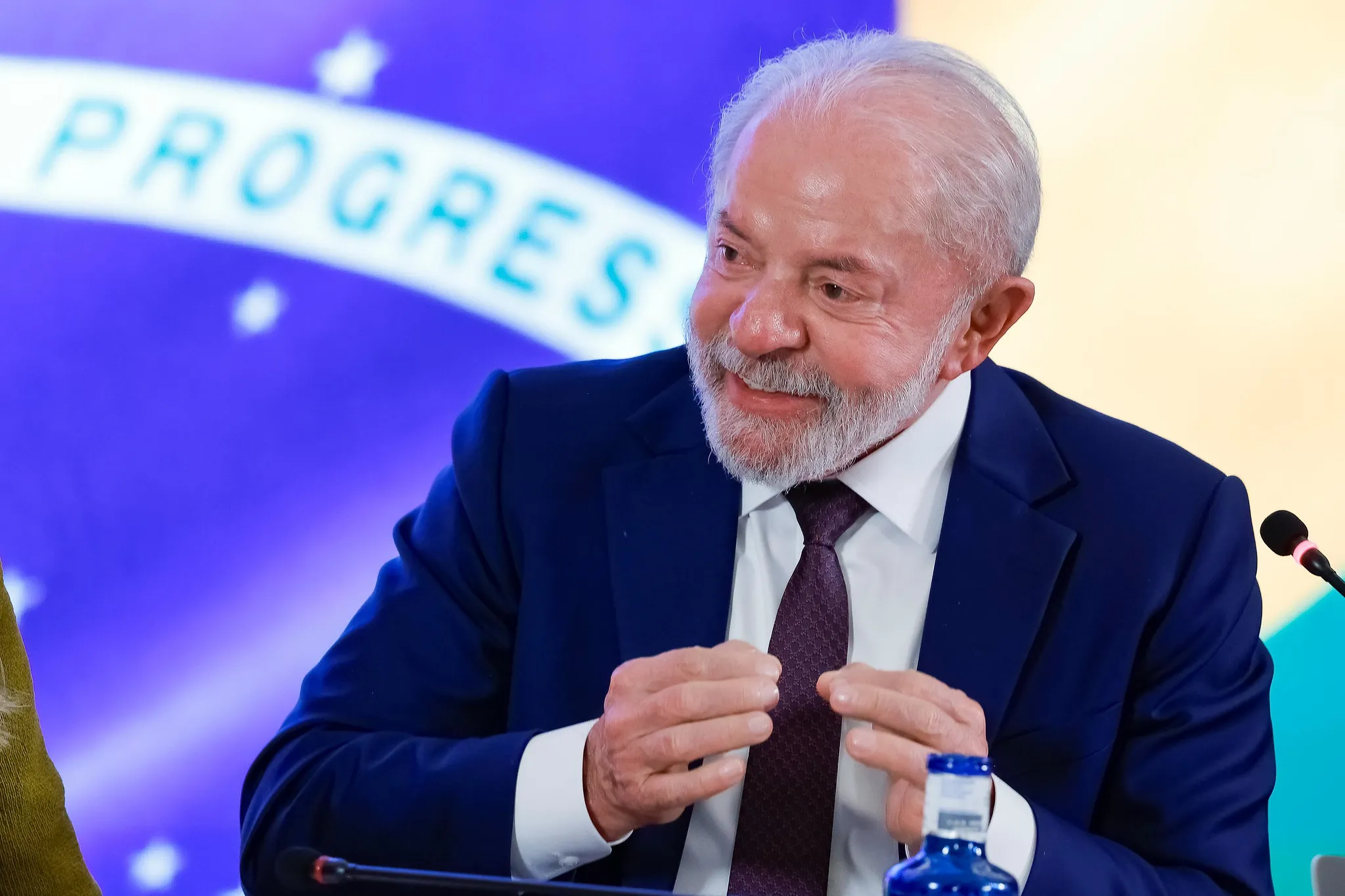 Lula segurando uma jabuticaba, fruta brasileira