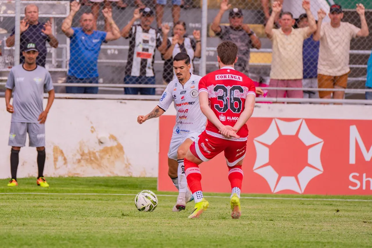 Jogadores do ASA e CRB em campo durante partida da Copa do Nordeste