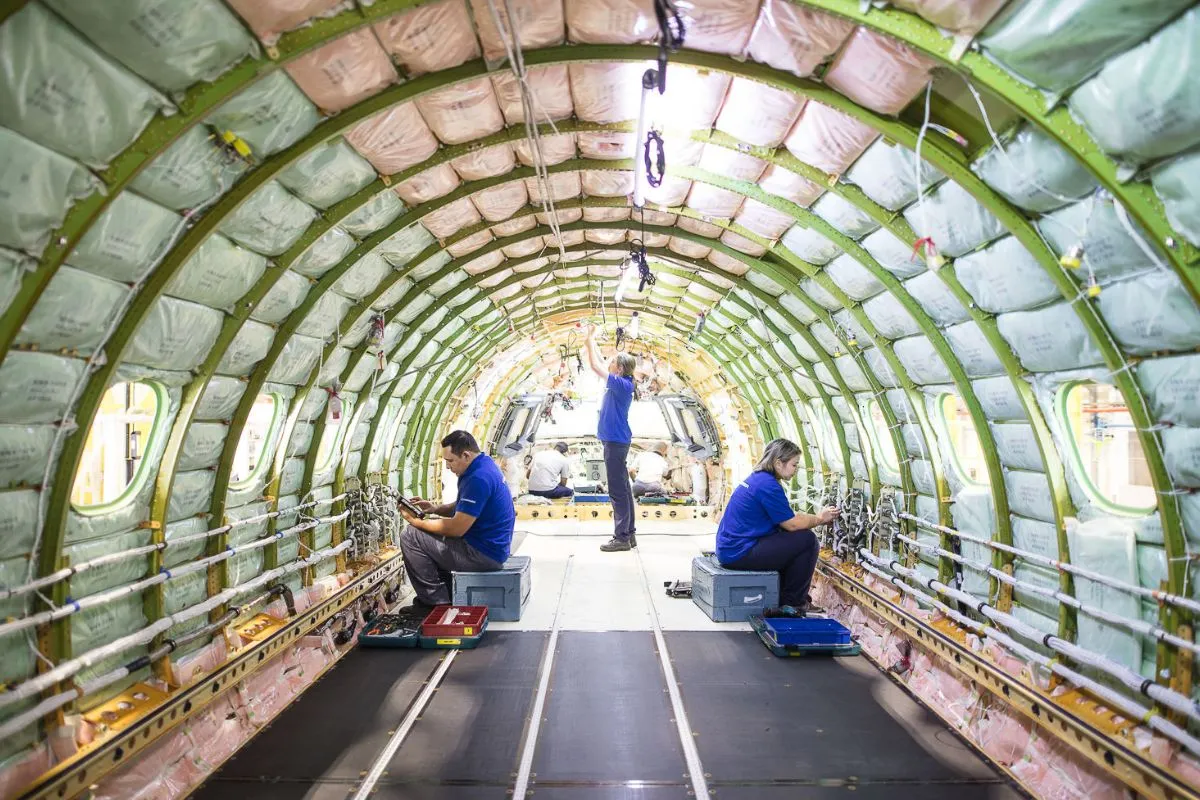 Alunos em treinamento prático no curso gratuito Embraer de produção aeronáutica