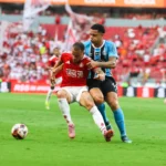 Jogadores de Grêmio e Inter em campo após empate no Gre-Nal
