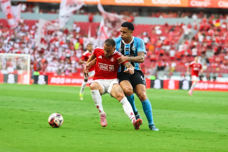 Jogadores de Grêmio e Inter em campo após empate no Gre-Nal