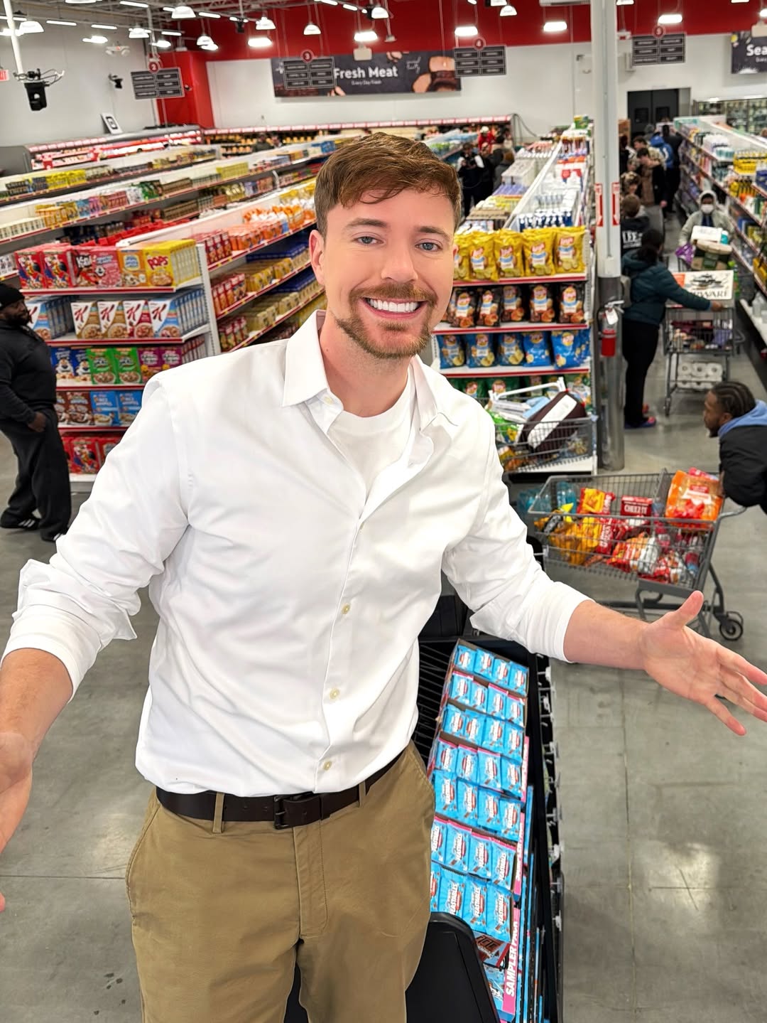 Funcionários da Beast Industries, empresa de MrBeast, em escritório moderno com documentos legais